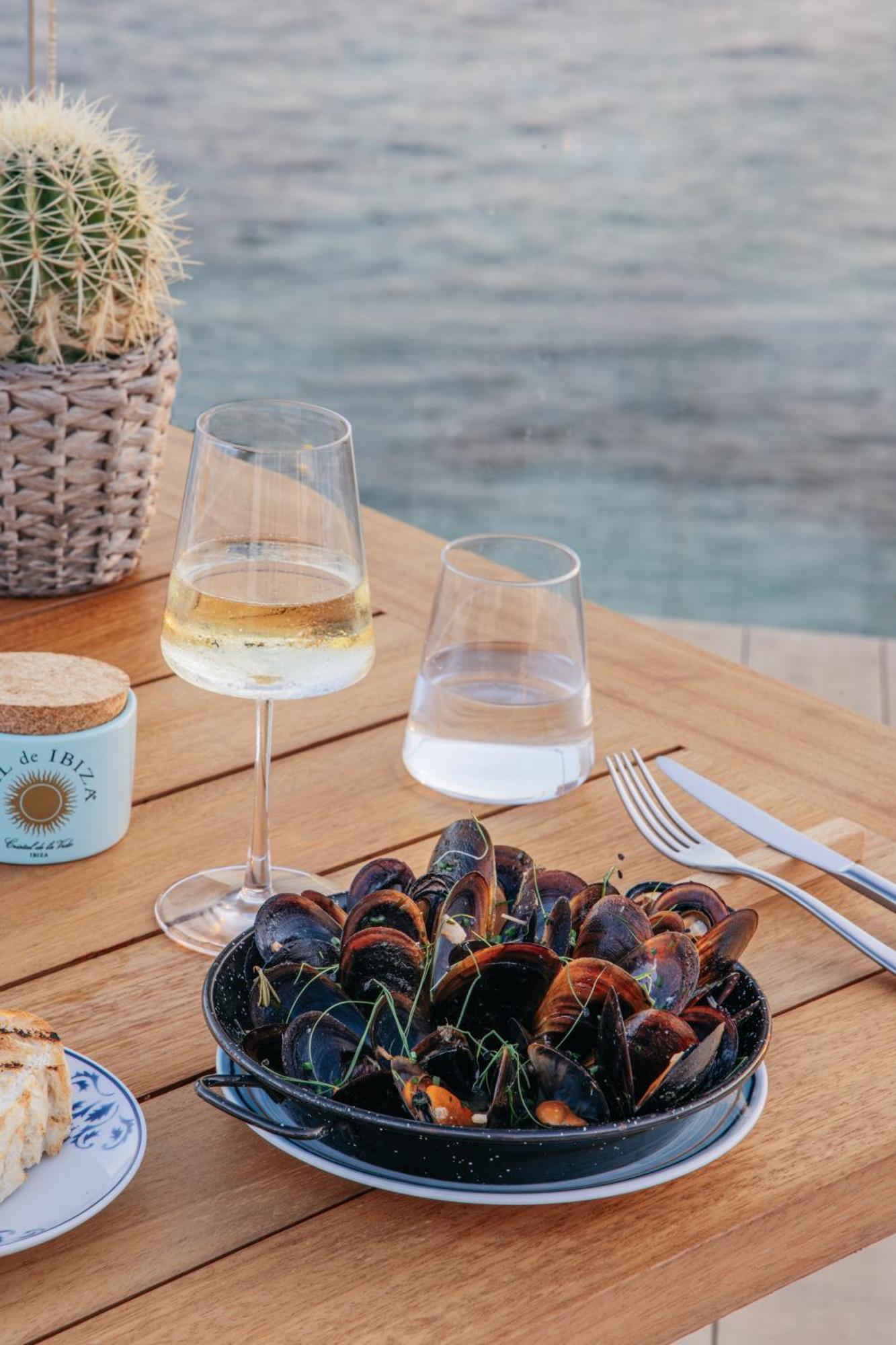 Me Ibiza - The Leading Hotels Of The World Санта-Еулалія-дель-Ріо Екстер'єр фото